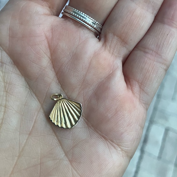 14k solid gold seashell pendant - Picture 3 of 6